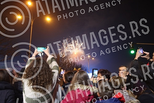 Citizens and tourists in Banja Luka welcomed the New Year 2022 on Krajina Square to the music of regional stars Petra Grasa and Neda Ukraden.Gradjani i turisti u Banjaluci docekali su Novu 2022. godinu na Trgu Krajine uz muziku regionalnih zvezda P