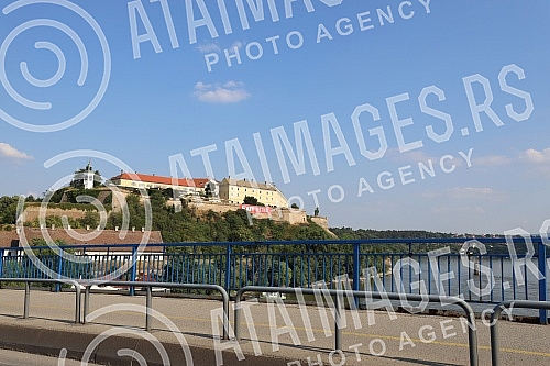 Visitors to Exit pick up bracelets for the festival, which begins on Thursday, July 8th.
Posetioci Exita preuzimaju narukvice za festival koji pocinje u cetvrtak, 8, jula. Visitors to Exit pick up bracelets for the festival, which begins on Thursday, July 8th.
Posetioci Exita preuzimaju narukvice za festival koji pocinje u cetvrtak, 8, jula.