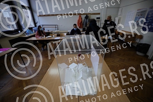 This morning, at seven o'clock, polling stations were opened for voting in the republican referendum on changing the Constitution, in the part related to justice.Jutros u sedam casova otvorena su biracka mesta za glasanje na republickom referendumu