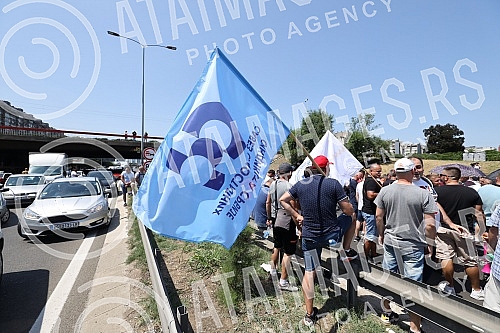 Workers of Kragujevac's Fiat blocked the highway near the Sava Center in Belgrade, as they announced because even after several rounds of negotiations they did not reach a solution with the Government of Serbia and the company on guarantees that ther