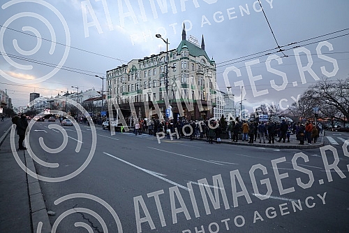  Protest for safe air no.4 started in Terazije, organized by a group of citizens of the Eco Guard, and after the address of the speakers, a walk to the Government of Serbia was announced.Na Terazijama je poceo protest Protest za bezopasan vazduh no