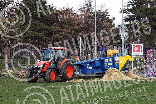 Cutting trees on Usce and Kalemegdan, as a preparation for mounting a gondola over the Sava River.Seca drveca na Uscu i Kalemegdanu, kao priprema za postavljanje gondole preko reke Save