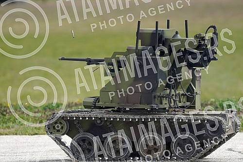 The President of the Republic of Serbia Aleksandar Vucic and His Highness Sheikh Nasser bin Hamad bin Isa Al Khalifa attended a demonstration of weapons, military equipment and capabilities of the units of the Serbian Army at the Military Airport 