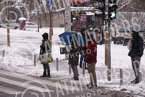 Snow in Belgrade has been falling for the second day, the central roads have been cleared, sidewalks are being cleaned.Sneg u Beogradu pada vec drugi dan, centralne sabracajnice su rasciscene, ciste se trotoari