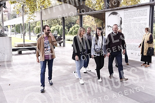 The commemoration of Branko Cvejic, in agreement with the family, was held in the Yugoslav Drama Theatre.
Komemoracija Branku Cvejicu, u dogovoru sa porodicom, odrzana je u u Jugoslovenskom dramskom pozoristu. The commemoration of Branko Cvejic, in agreement with the family, was held in the Yugoslav Drama Theatre.
Komemoracija Branku Cvejicu, u dogovoru sa porodicom, odrzana je u u Jugoslovenskom dramskom pozoristu.