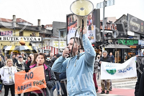 In Novi Sad, the blockade of the crossroads near Futoska pijaca was held from 1 pm to 2 pm, and then the walk along Jevrejska Street, Jovana Subotica Street to the Temerin Crossroads started. U Novom Sadu je odrzana blokada raskrsnice kod Futoske p
