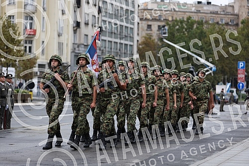 The ceremony for the promotion of the youngest officers of the Serbian Armed Forces was held in front of the House of the National Assembly of the Republic of Serbia.Svecanost povodom promocije najmladjih oficira Vojske Srbije odrzana je ispred Dom