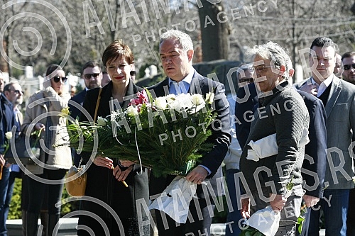 Members of the Democratic Party laid a wreath at the grave of slain Prime Minister Zoran Djindjic.Clanovi Demokratske stranke polozili su venac na grob ubijenog premijera Zorana Djindjica.