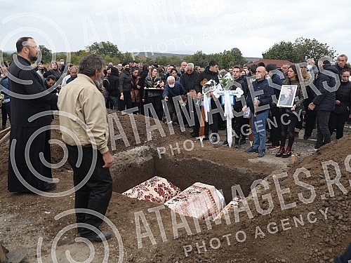 The Djokic family from Aleksinac, who were presumably killed between September 26 and 27 in the area of the village of Moravac, were seen off by relatives, neighbors, friends and priests from Goran's mother's house for eternal rest in the cemetery in