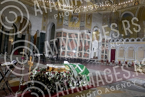 In the Temple of Saint Sava, a coffin with the remains of Patriarch Irinej was placed on a pedestal of flowers.U Hramu Svetog Save na postament od cveca polozen je kovceg sa zemnim ostacima patrijarha Irineja.