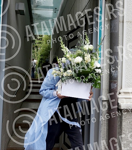 Bogdana Razanatovic left the maternity hospital with her son Zeljko accompanied by her husband Veljko Raznatovic and mother-in-law Svetlana Raznatovic - Cece.Bogdana  Razanatovic je sa sinom Zeljkom iz porodilista izasla u pratnji supruga Veljka Ra