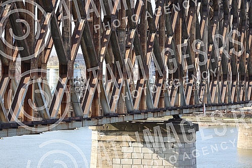 The old railway bridge is awaiting the results of examinations by experts from the Faculty of Civil Engineering and the resolution of the question of whether there will be a new tram bridge.Stari zeleznicki most ceka rezultate ispitivanja strucnjak