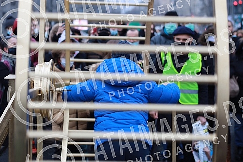 Street artist and architect Andrej Josifovski, better known as the Pianist, set up a new, unusual installation in front of the National Assembly of Serbia as part of the 
