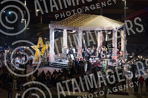 This year's New Year's program of the Public Media Service will be different from the previous ones, due to the coronary virus pandemic and will be broadcast from city squares, not from studios, which is why it is called 