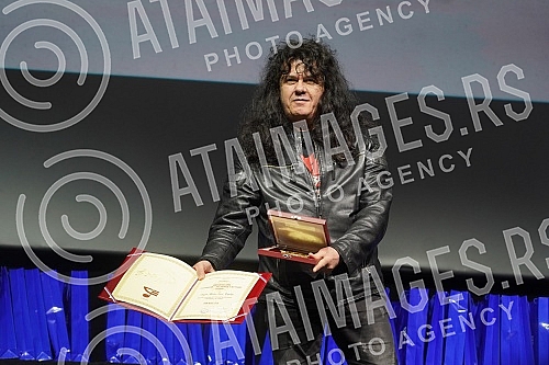 In the big hall of the Kombank hall, after a two-year break, the traditional SEMUS awards ceremony was organized for the most prominent pop and music artists in Serbia.U velikoj sali Kombank dvorane, posle dve godine pauze organizovana je tradicion