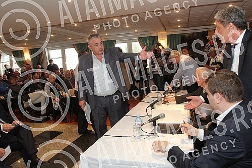 Extraordinary Assembly of Partizan Football Club was held at the Sports Centre Teleoptik. Vanredna skupstina Fudbalskog kluba Partizan odrzana u Sportskom centru Teleoptik. 