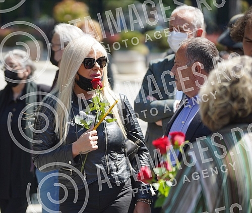 One of the greatest Serbian and Yugoslav singers of popular music, Djordje Marjanovic, was buried in the Alley of Merited Citizens at the New Cemetery.Jedan od najvecih srpskih i jugoslovenskih pevaca zabavne muzike Djordja Marjanovica sahranjen je