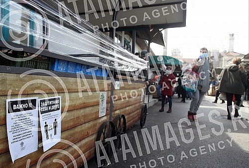 Because of the coronavirus, Belgrade markets operate three days a week on Thursdays, Fridays and Saturdays. Zbog korona virusa pijace u Beogradu rade tri dana nedeljno, cetvrtakom, petakom i subotom.