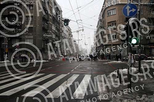 The crane in the center of Belgrade has curtailed and threatens to fall.Kran u centru Beograda se nakrivio i preti da padne.