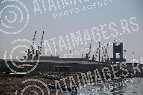 Durees - town and port on the Adriatic coast.  Drac - grad i luka na obali Jadranskog mora. P