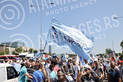 Workers of Kragujevac's Fiat blocked the highway near the Sava Center in Belgrade, as they announced because even after several rounds of negotiations they did not reach a solution with the Government of Serbia and the company on guarantees that ther