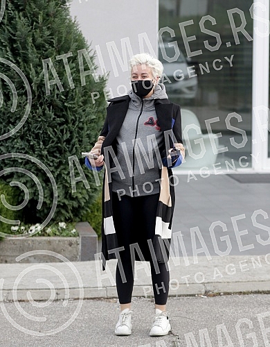 Television presenter Dusica Jakovljevic released from the clinic where she underwent surgery - breast augmentation.
Televizijska voditeljka Dusica Jakovljevic izlazi iz klinike gde se podvrgla operaciji - povecanje grudi. Television presenter Dusica Jakovljevic released from the clinic where she underwent surgery - breast augmentation.
Televizijska voditeljka Dusica Jakovljevic izlazi iz klinike gde se podvrgla operaciji - povecanje grudi.