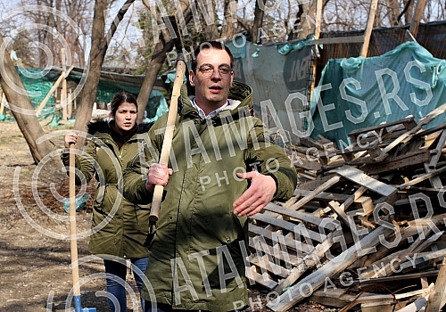 Cutting trees on Usce and Kalemegdan, as a preparation for mounting a gondola over the Sava River.Seca drveca na Uscu i Kalemegdanu, kao priprema za postavljanje gondole preko reke Save.