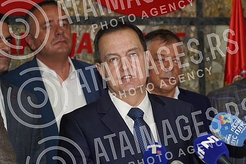 The ceremonial meeting of the Main Board of the Socialist Party of Serbia on the occasion of marking 32 years since the founding of the party was held at the party's headquarters, and SPS President Ivica Dacic addressed it.
Svecana sednica Glavnog o The ceremonial meeting of the Main Board of the Socialist Party of Serbia on the occasion of marking 32 years since the founding of the party was held at the party's headquarters, and SPS President Ivica Dacic addressed it.
Svecana sednica Glavnog o