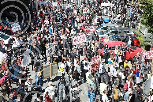 Participants in the protest against e-fiscalization on the markets of Serbia in front of the RTS building.Ucesnici protesta protiv e-fiskalizacije na pijacama Srbije ispred zgrade RTS-a.