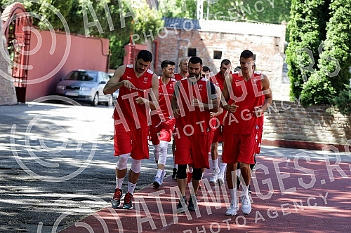 Red Star basketball players are returning to rhythm during training after a two-month break due to coronavirus pandemic. Kosarkasi Crvene zvezde se na treningu vracaju  u ritam posle dvomesecne pauze zbog pandemije korona virusa.