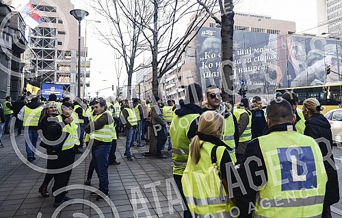 Protest of employees in auto-schools who are demanding the abolition of the provision on re-placement of licenses for instructors, lecturers and examiners.Protest zaposlenih u auto-skolama koji traze ukidanje odredbe o ponovnom polaganju licence za 