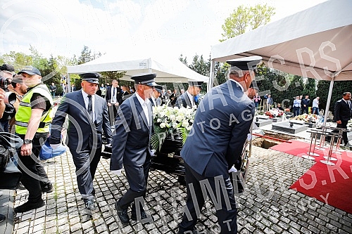 One of the best football players and coaches in Bosnia and Herzegovina ever Ivica Osim was buried in the Alley of the Greats at the Bare City Cemetery in Sarajevo.
Jedan od najboljih fudbalera i trenera Bosne i Hercegovine ikada Ivica Osim sahranje One of the best football players and coaches in Bosnia and Herzegovina ever Ivica Osim was buried in the Alley of the Greats at the Bare City Cemetery in Sarajevo.
Jedan od najboljih fudbalera i trenera Bosne i Hercegovine ikada Ivica Osim sahranje