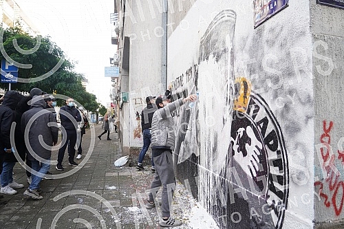 A group of young people gathered on the corner of Njegoseva and Aleksa Nenadovic and started cleaning the mural with the image of Ratko Mladic, on which a bucket of paint was thrown. Grupa mladih se okupila na uglu Njegoseve i Alekse Nenadovica i p