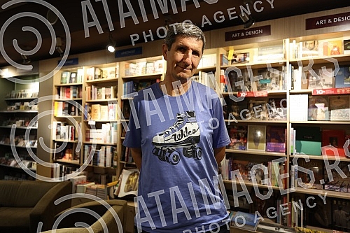 A literary evening with Anto Tomic, an award-winning Croatian writer, journalist and screenwriter, was held in the Bukmarker cafeteria, in the Delfi SKC bookstore.Knjizevno vece s Antom Tomicem, nagradjivanim hrvatskim piscem, novinarom i scenarist