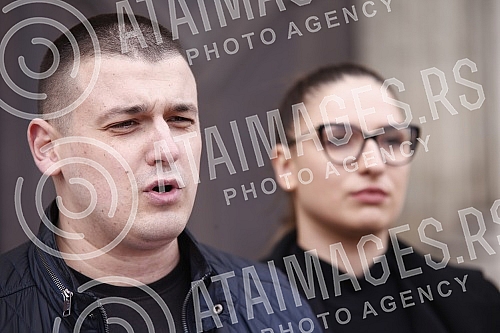 In front of the Rector's building, a press conference was held by the president of the youth movement Dveri Ranko Radovic on the increase in the price of issuing bachelor's and master's degrees.Ispred zgrade Rektorata odrzana je konferencija za no