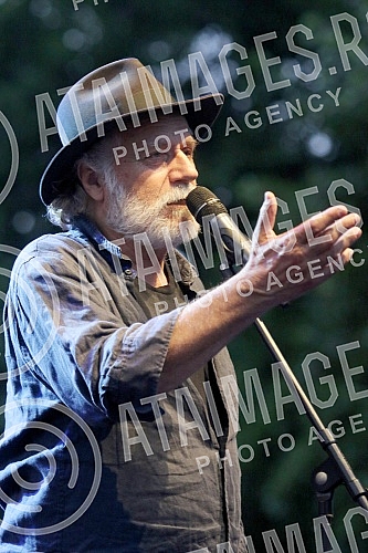 Actor and singer Rade Serbedzija with the accompanying band Zapadni kolodvor held his first concert in Serbia this year in the Botanical Garden in Belgrade, organized by the Association Kultur Explorer, where he presented songs from the album 