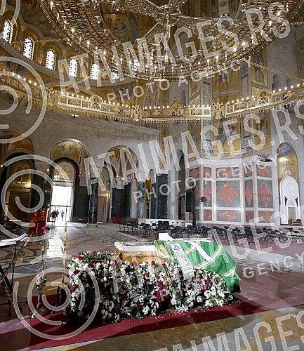 In the Temple of Saint Sava, a coffin with the remains of Patriarch Irinej was placed on a pedestal of flowers.U Hramu Svetog Save na postament od cveca polozen je kovceg sa zemnim ostacima patrijarha Irineja.