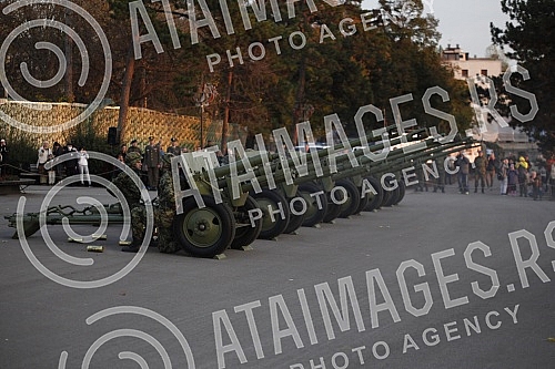 Honorary units of the Serbian Army Guard from the Sava Terrace of the Belgrade Fortress fired honorary artillery fire in honor of the Day of Reconciliation in the First World War - a national holiday in the Republic of Serbia. Pocasne jedinice Gard
