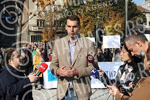 Aunties, janitors and other technical staff protested over having to pay court costs for the cases they lost.Tetkice, domari i drugo tehnicko osoblje protestvovali su zbog obaveze da plate sudske troskove za sporove koje su izgubili.
