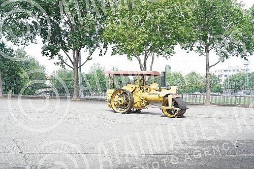 Partizan's steam roller, which was set up by fans in front of the south stand of the stadium in Humska yesterday morning, should be a symbol of the power of the football club and remind of the glorious days of history.Partizanov parni valjak kojeg 