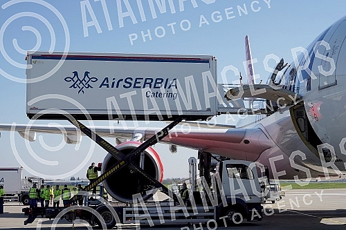 The Prime Minister of the Republic of Serbia, Ana Brnabic, welcomed the new contingent of Chinese vaccines Sinopharm at the Nikola Tesla Airport. Predsednica Vlade Republike Srbije Ana Brnabic docekala je novi kontigent kineskih vakcina Sinofarm na