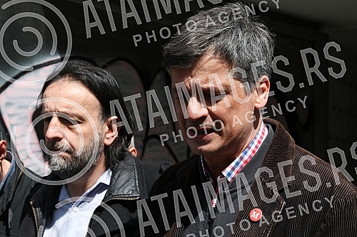 Representatives of the Association of Journalists of Serbia and the Independent Association of Journalists of Serbia laid wreaths and lit candles at the scene of the murder of editor and publisher Slavko Curuvija.Na mestu ubistva urednika i izdavac