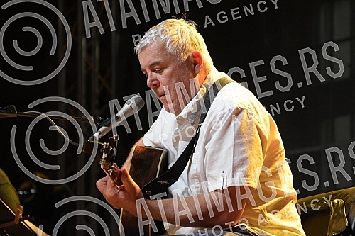 Singer Zoran Predin held a promotion of the book - Mongolian stains in the courtyard of the University and then a songwriting concert.Pevac Zoran Predin odrzao je promociju knjige - Mongolske mrlje u dvoristu Univerziteta a zatim i kantautorski konc