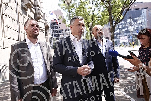 A press conference of the Dveri movement was held in front of the building of the Government of Serbia, with the topic 