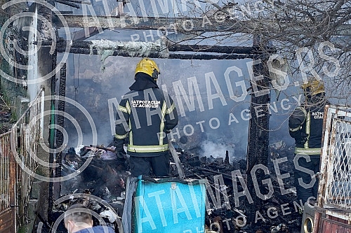 In a large fire that broke out not far from the Belgrade fair, a family house burned to the ground. U velikom pozaru koji je  izbio nedaleko od Beogradskog sajma, do temelja je izgorela porodicna kuca.
