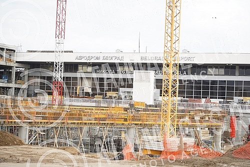 Extensive infrastructure works on the modernization of Belgrade Airport began in early 2020 and are aimed at increasing capacity and improving user experience and comfort. Obimni infrastrukturni radovi na modernizaciji beogradskog aerodroma zapocet