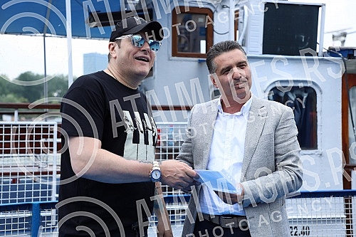 In anticipation of the scheduled concerts of Ace Pejovic on Tas, the singer organized an afternoon river cruise for the media.U susret zakazanim koncertima Ace Pejovica na Tasu, pevac je organizoavo popodnevno krstarenje rekom Savom za medije.