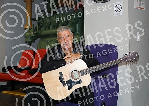 The famous Split tenor Goran Karan, after two big successful concerts in the Serbian capital in 2018 and 2019, returned to the Big Stage of the mts Dvorana.Proslavljeni splitski tenor Goran Karan, nakon dva velika uspesna koncerta u srpskoj preston