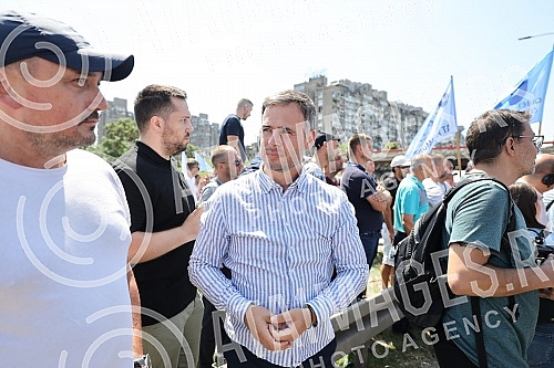 Workers of Kragujevac's Fiat blocked the highway near the Sava Center in Belgrade, as they announced because even after several rounds of negotiations they did not reach a solution with the Government of Serbia and the company on guarantees that ther Workers of Kragujevac's Fiat blocked the highway near the Sava Center in Belgrade, as they announced because even after several rounds of negotiations they did not reach a solution with the Government of Serbia and the company on guarantees that ther