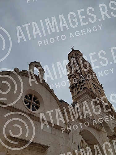 Start of the working week without big crowds in the center of Split in the early morning hours.Pocetak radne nedelje bez velikih guzvi u centru Splita u ranim jutarnjim casovima.